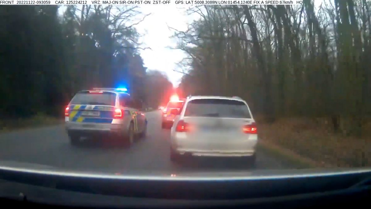 Řidič BMW ujížděl rychlostí až 190 km/h. Policejní zátaras projel